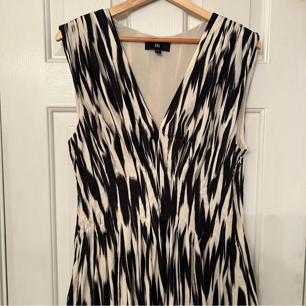 Banana Republic Black And White V-Neck Sleeveless Dress